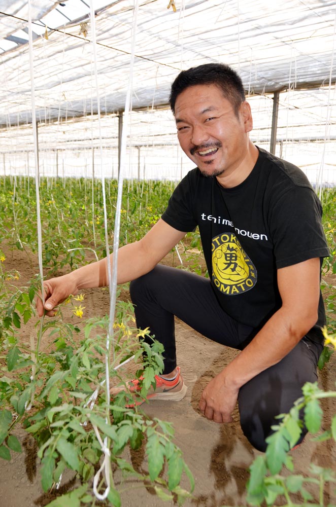 “男気トマト”Tシャツを着た手島さん