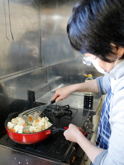 カッテージチーズの炒め煮を作る明子さん（千葉県鴨川市で）