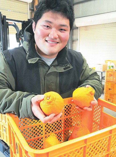 「大将季」を手にする小園さん(鹿児島県阿久根市で)