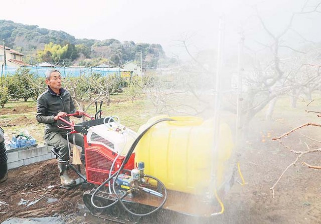 自作のSSを水で噴霧試験する水口さん(静岡県伊豆の国市で)