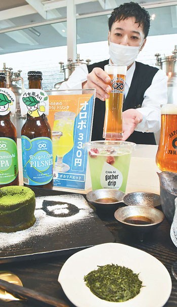 八女茶入りビールをはじめとする茶を使ったメニュー(福岡県八女市で)