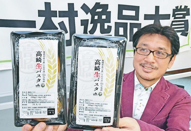 大賞の「高崎生パスタ」を掲げる審査委員長のやくさん(10日、東京・秋葉原で)