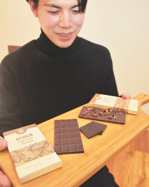 アグベンチャーラボで販売しているコオロギパウダーを混ぜたチョコレート(東京・大手町で)