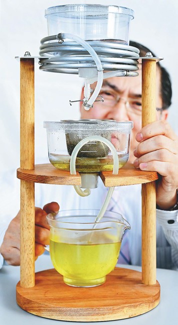 「チャイフォン」で緑茶を抽出する梶山さん（静岡県藤枝市で）