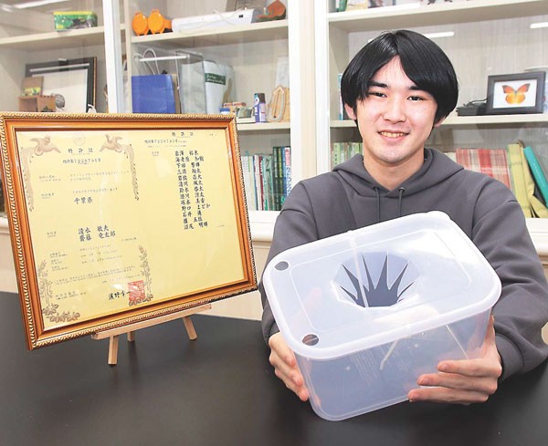 食品保存容器を用いたトラップと特許証を紹介する岩澤さん（千葉県東金市で）