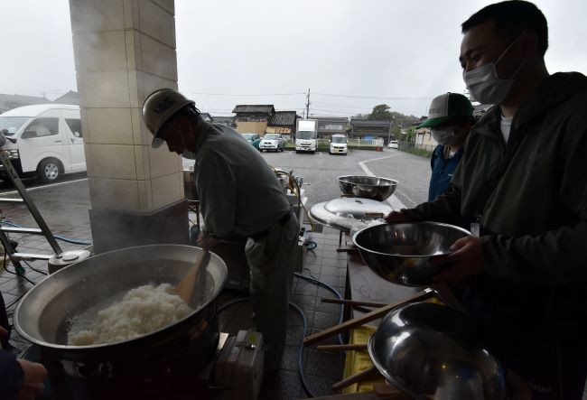 正院公民館で炊き出しの準備をするボランティアら（6日午後、石川県珠洲市で）