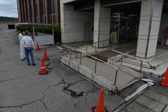 地震でブロックが損壊したJAすずし（6日、石川県珠洲市で）
