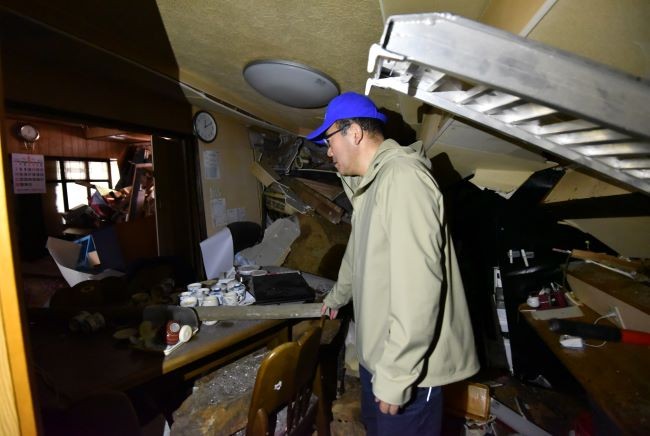 地震で倒壊した家屋内。台所（6日午後、石川県珠洲市で）