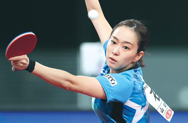 全日本卓球選手権の女子シングルス準決勝でプレーする石川選手（2023年1月、東京体育館で）