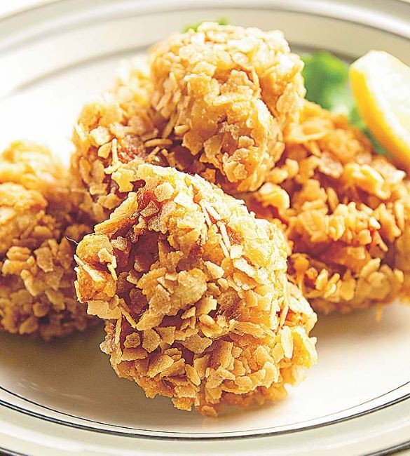 「フライ米粉フレーク」を使った唐揚げ(本高砂屋新潟工場提供)