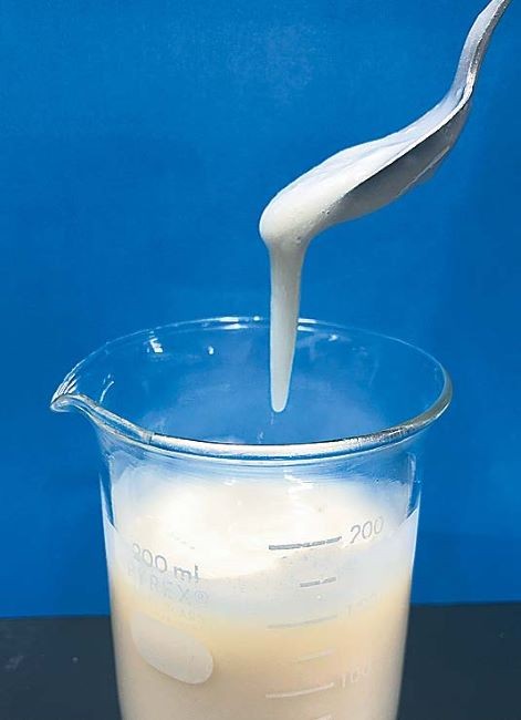 「米粉パウダー100」を水に溶かしてとろみをつける(みたけ食品工業提供)