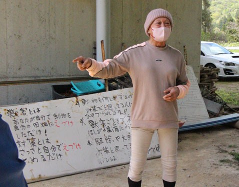 農家の特報班＞モグラ捕獲〝雅ねえ〟直伝のスゴ技 板１枚で生活道
