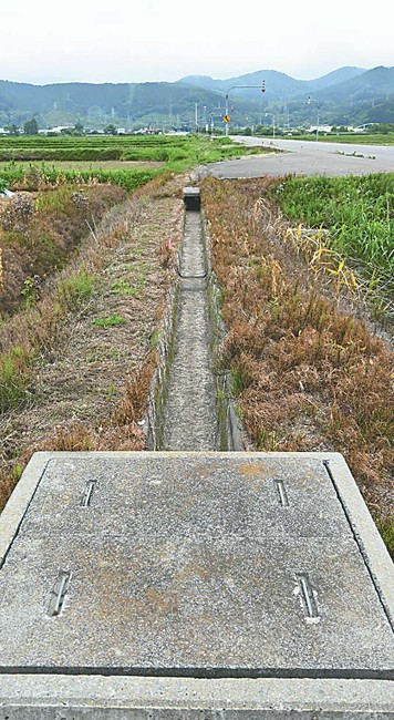 水がなくなり、からからに乾いた状態の用水路（北海道七飯町で）