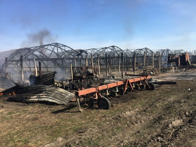 再建のため、周辺に散らかったごみを燃やすメルニクさんの農場（ウクライナ・ミコライフ州で）