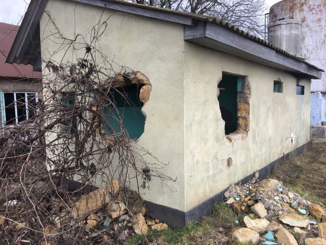 砲撃によって壁に穴が開いた建物（ミコライフ州で）