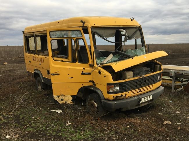銃弾で穴だらけになった労働者移送用のバス（ミコライフ州で）