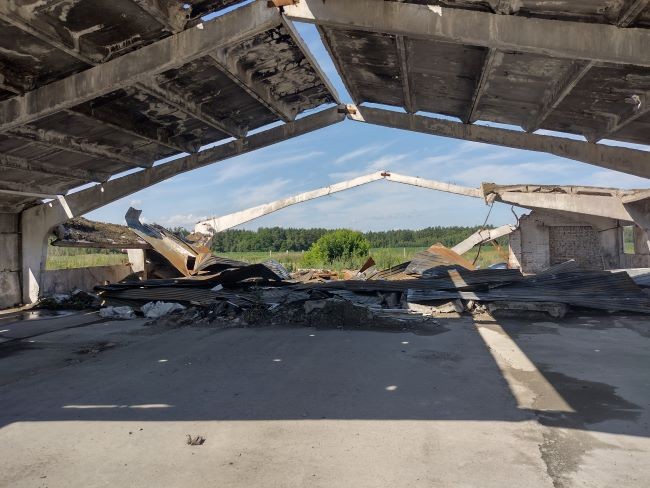 砲撃によって屋根が倒壊した倉庫。ロシア軍だけでなく、応戦するウクライナ軍の攻撃による被害もあった（チェルニヒウ市で）