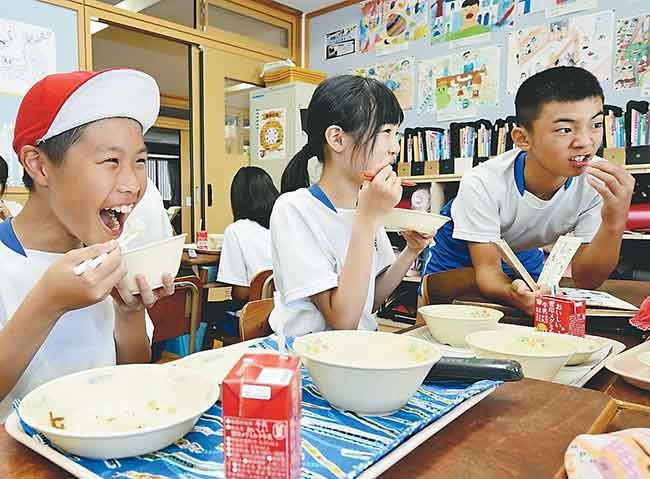 紅白に分かれて争う運動会も給食時間は休戦。「対面」でおしゃべりと食事を楽しむ児童（京都市下京区で）