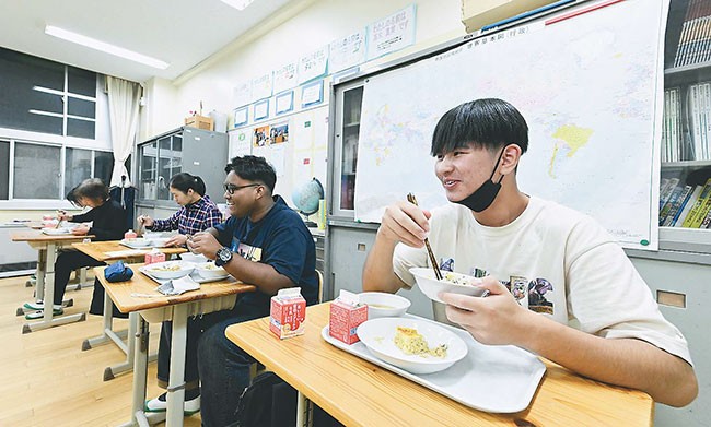 モンゴルやバングラデシュ、中国出身者や日本人の生徒が机を並べる夜間学級の給食（東京都足立区で）