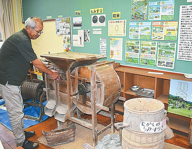 昔の農具や養蚕道具を展示する教室も。小学校の社会科見学などに活用されている（京都府福知山市で）