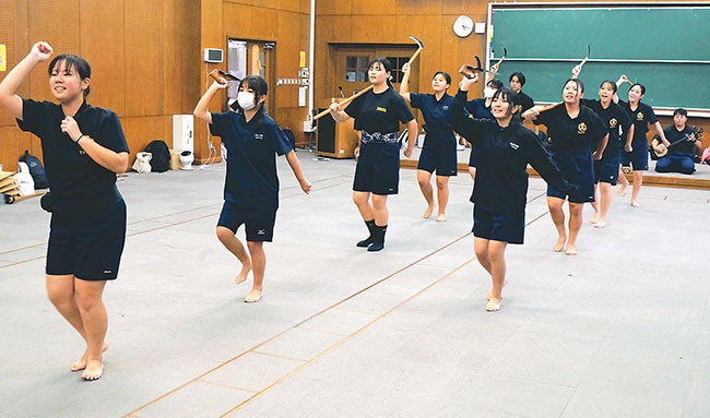 歌や踊りの練習に励む生徒ら(沖縄県石垣市で)