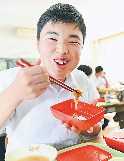 栃木農業高校産の和牛を使ったサイコロステーキを食べる中学生