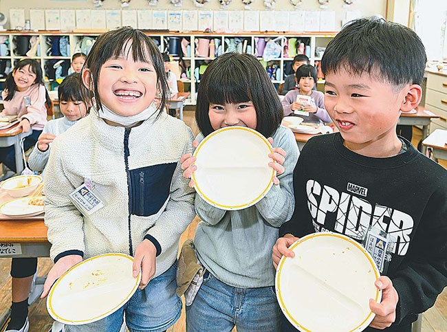 「お代わり、あるかな」。食べ終えたお皿を手にする醇風小１年の児童（鳥取市で）