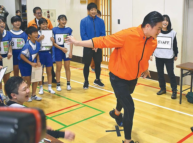 スポーツテストに挑戦する高岸さん(手前)(4日、東京都江東区で)