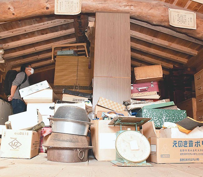 格安空き家見学ツアーに参加し、物件の屋根裏部屋を見る参加者（長野県中野市で）