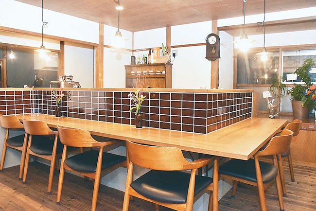 １００円空き家をリフォームして完成した「高社珈琲」。元の家の木のぬくもりを生かしている（長野県中野市で）