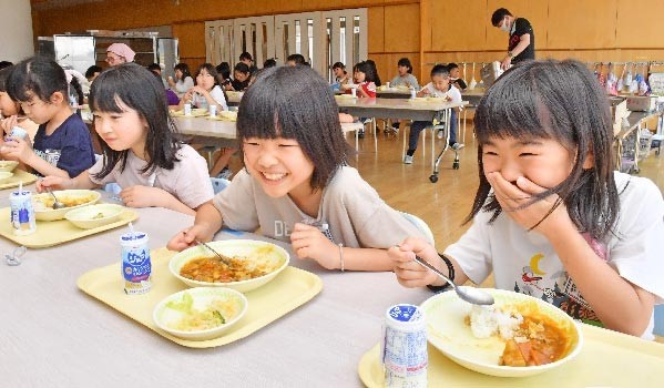 米粉発祥の新潟県胎内市では、全校児童で米粉カレーを味わう（新潟県・胎内市立築地小学校で）