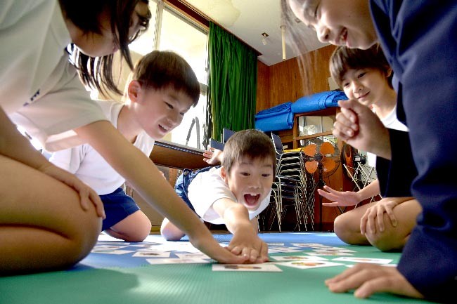 「食べロスカルタ」で遊ぶ住用小学校の児童（鹿児島県奄美市で）