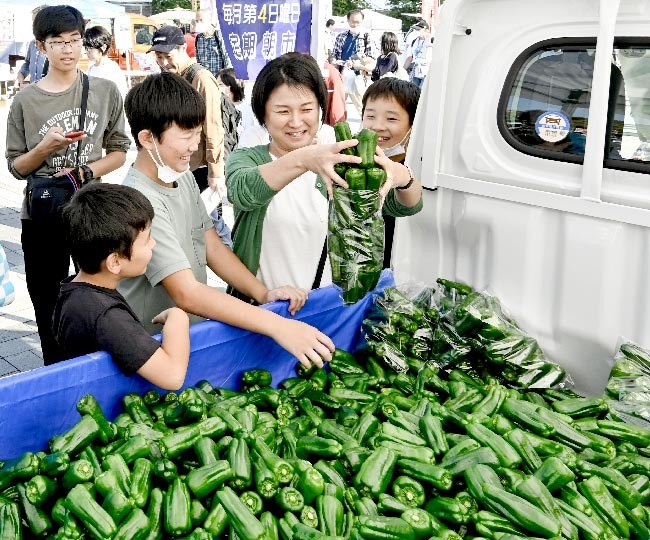 詰め放題で販売するJA尾鈴ピーマン部会の売り場（東京都江東区で） 