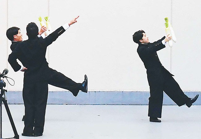 「大根踊り」の練習に励む東京農業大学全学応援団の団員（東京都世田谷区で＝鴻田寛之写す）