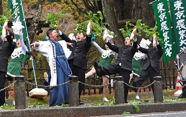 １日目の往路ゴール周辺の箱根沿道で、「大根踊り」を披露する東農大の応援団（２日、神奈川県箱根町で）