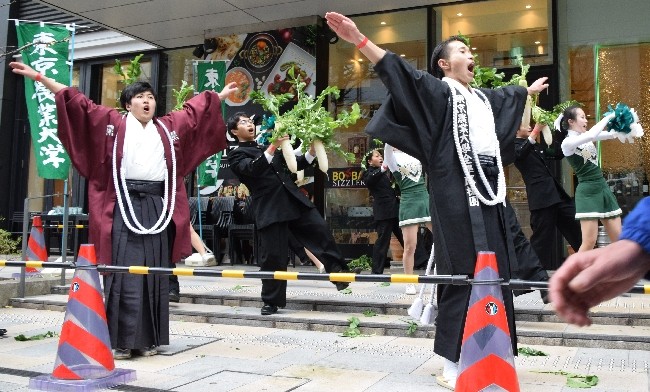 最終日の復路ゴール周辺の都内沿道で、「大根踊り」を披露する東農大の応援団（３日、東京都中央区で）