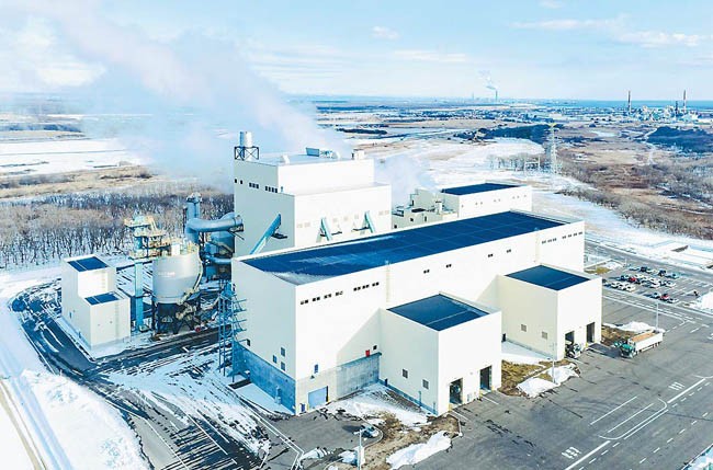 北海道苫小牧市にある国内最大級のバイオマス発電所（日本製紙提供）