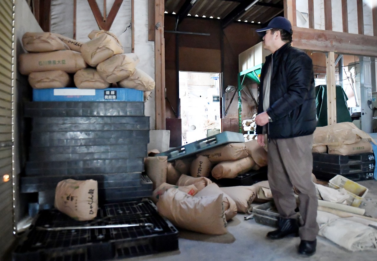地震で崩れた米袋などが散乱する政田さんの倉庫（6日、石川県珠洲市で）