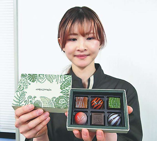 新潟県産のイチゴ「越後姫」やクルミを使用した松屋銀座のボンボンショコラ（東京都中央区で）