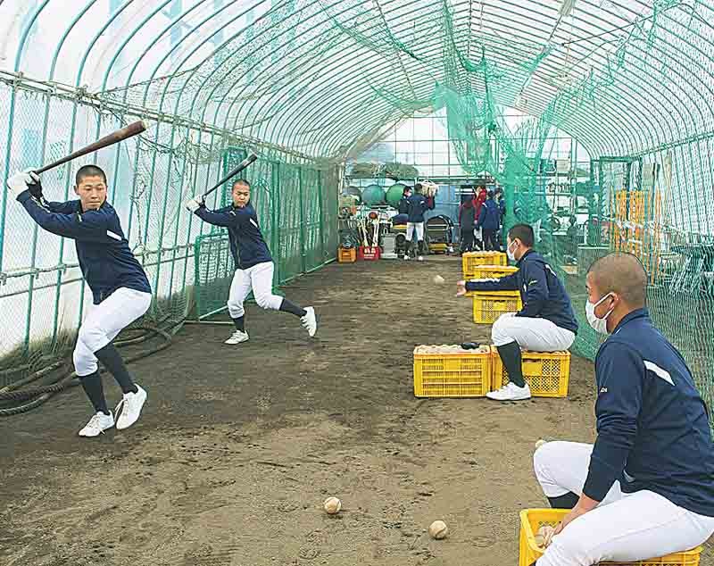 農業用ハウス内で練習に励む部員（北海道別海町で）