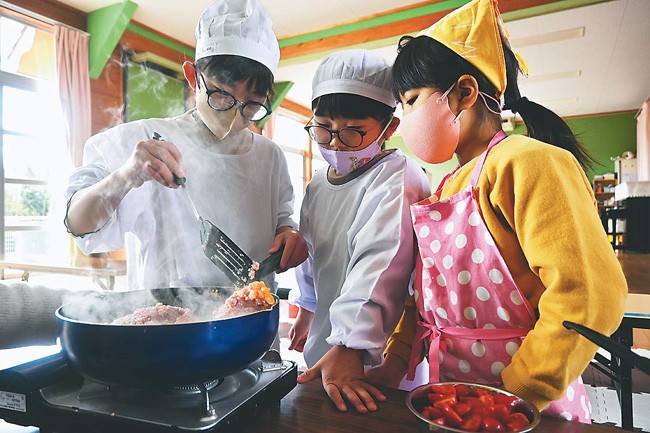 タコライスの具材を調理する児童（徳島県阿南市で）