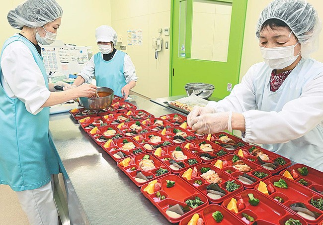 学校給食と同じ時間に高齢者のための弁当が作られていた（岩手県遠野市で）