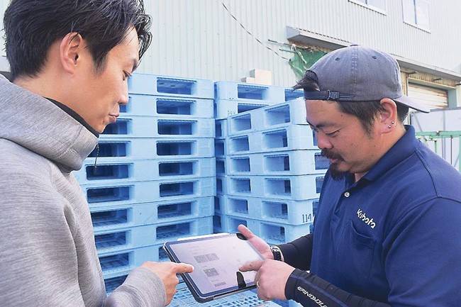 「my防除」で雑草の発生状況に応じた防除について確認する金井さん(右)(新潟県上越市で)