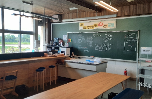 家庭科室を改装したカフェ。黒板などの備品を活用する(北海道東神楽町で)