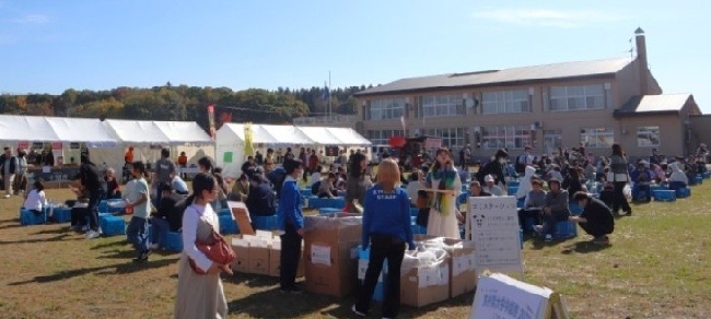 昨年10月に開いた学園祭はマルシェやカフェなどを設けた他、町の130周年を記念したビールを発売。町内外から2300人が来場した(北海道東神楽町で=AgriInnovationDesign提供)