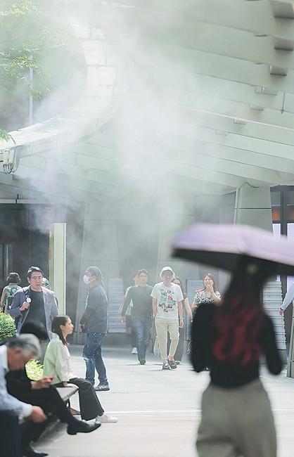 東京都心で真夏日となり、暑さ対策のために稼働を開始したミスト噴霧装置（17日、東京都港区で）