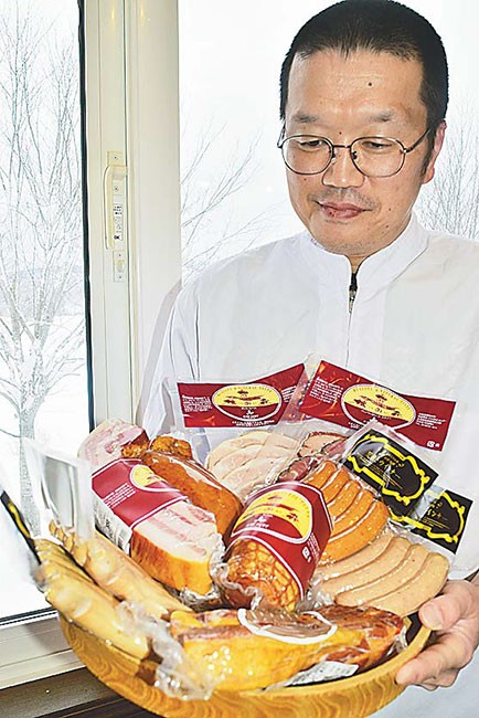道産豚肉を使ったベーコンなどが人気のトワ・ヴェールの商品（北海道黒松内町で）