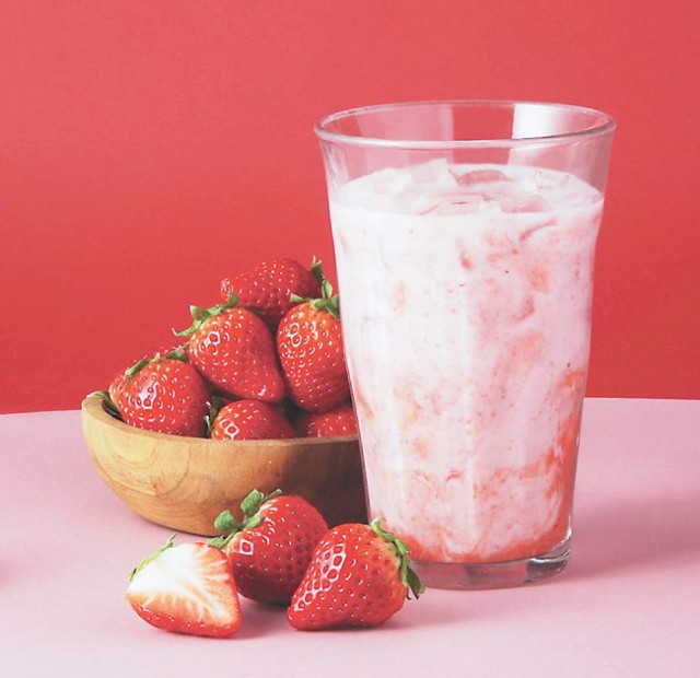 上島珈琲店が春限定で販売する国産イチゴを使った「苺ミルク」（ユーシーシーフードサービスシステムズ提供）