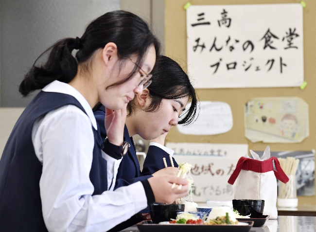 昼休み、学食で食べる三本松高校の生徒（香川県東かがわ市で）